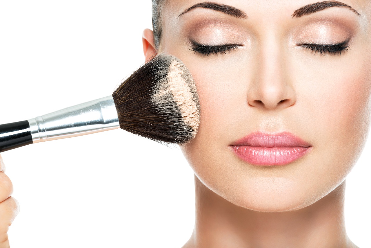 Jakie akcesoria do makijażu warto mieć zawsze w swojej kosmetyczce?