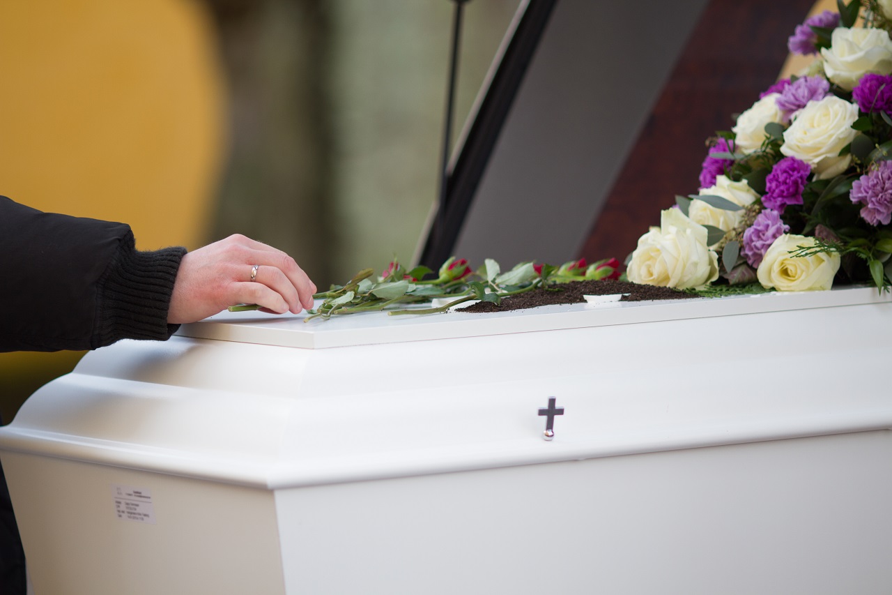 Organizacja pogrzebu bliskiej osoby – jakie formalności należy załatwić przed uroczystością?