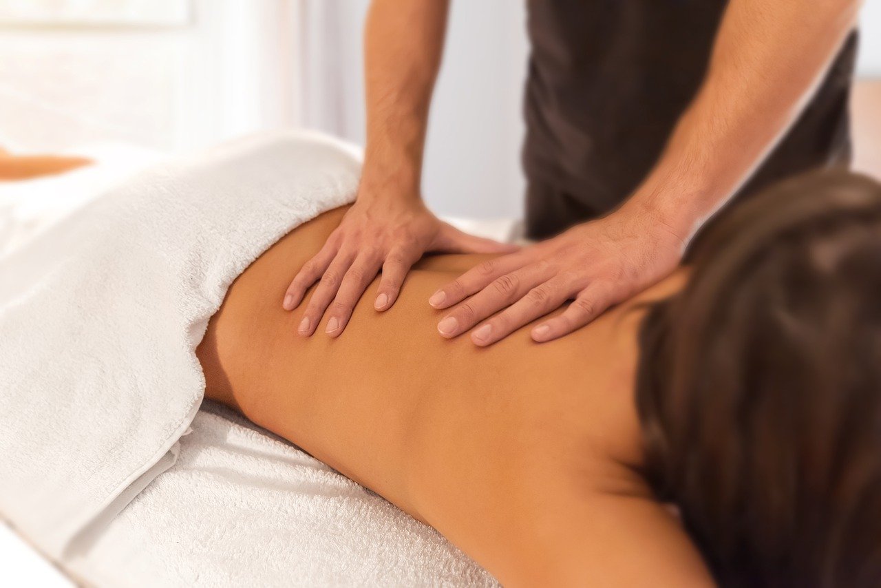 Kurs czy szkoła policealna – jak nauczyć się podstaw masażu?
