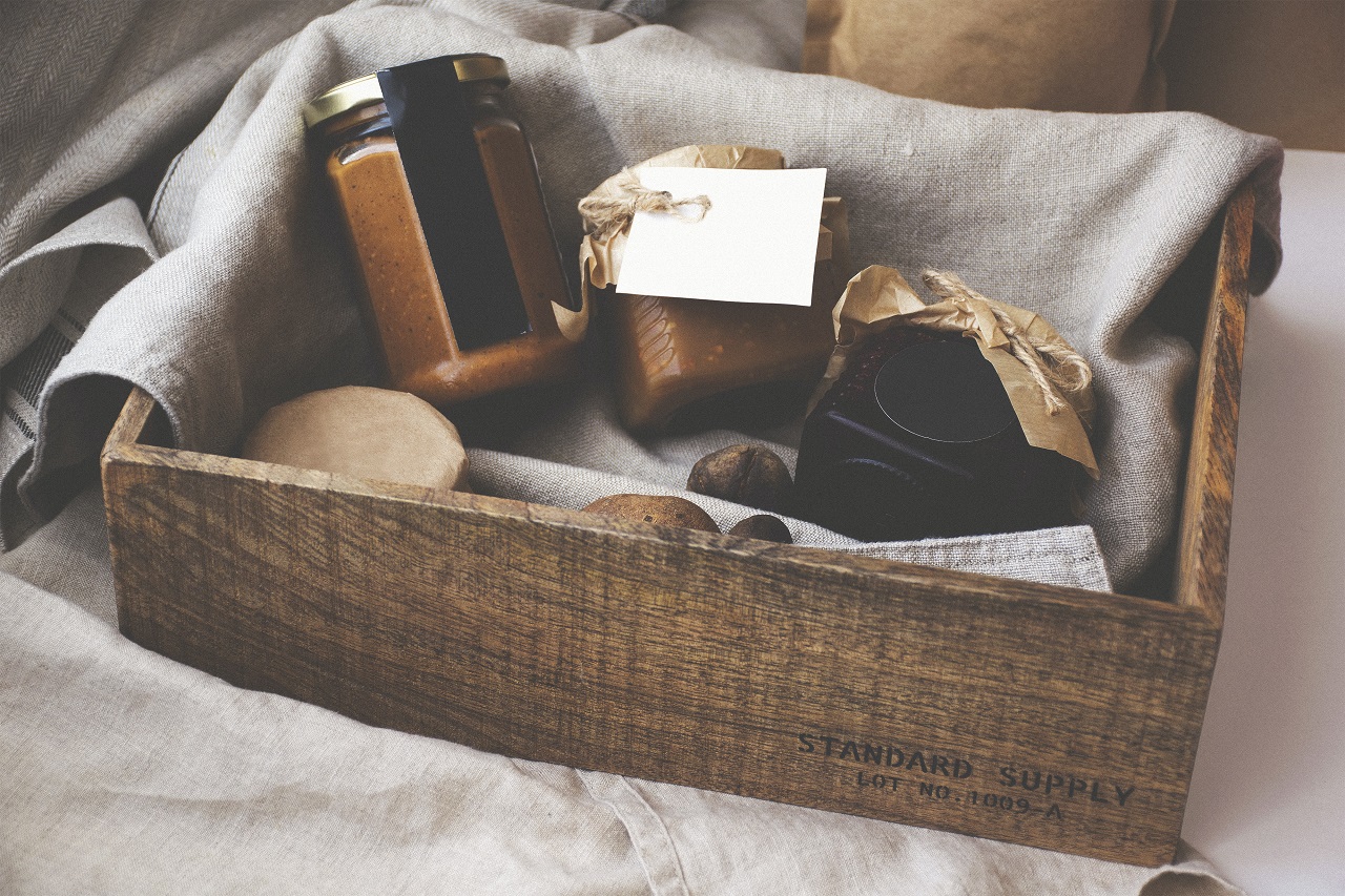 Drewniane koszyki prezentowe – co warto o nich wiedzieć?