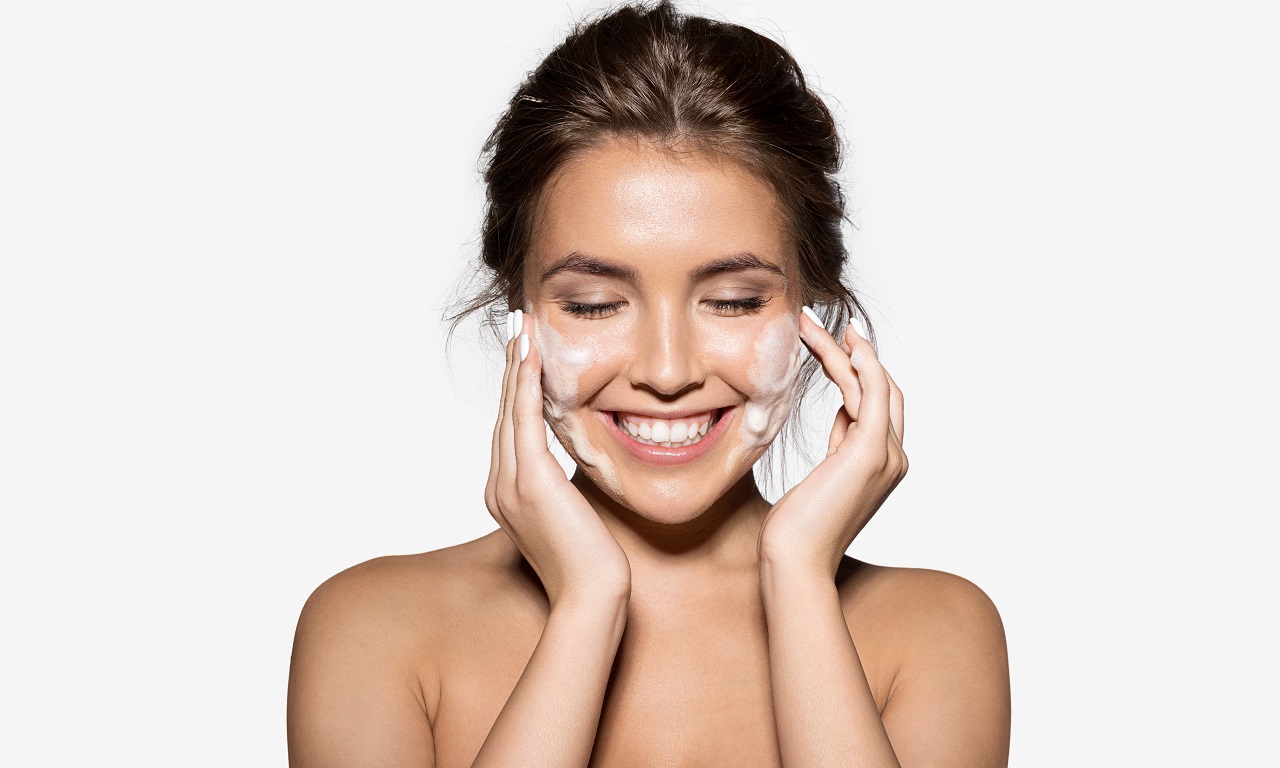 Zabieg manualnego oczyszczania twarzy – co to jest i jak przebiega?