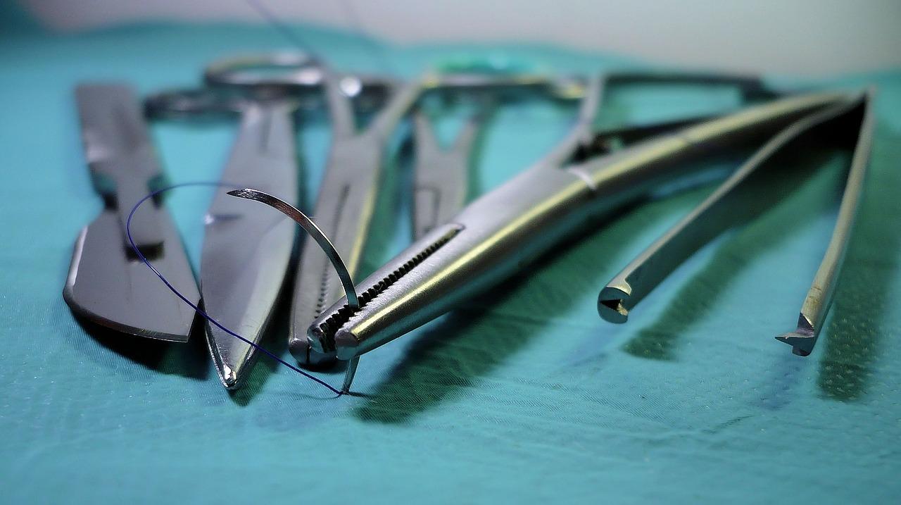 Weterynaryjne narzędzia chirurgiczne ze stali hartowanej – jakie mają zalety?
