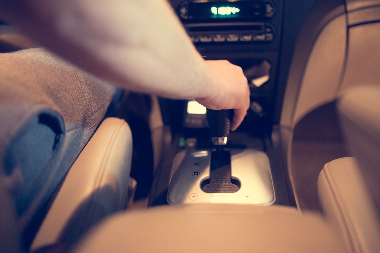 Automatyczna skrzynia biegów w samochodzie – dlaczego warto ją wybrać?