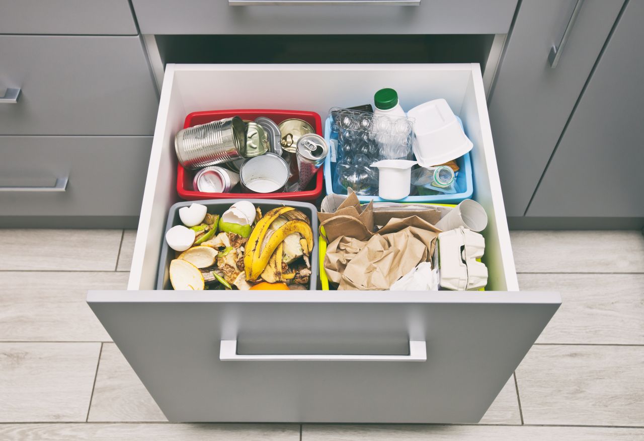 Segregowanie śmieci w domu – gdzie i jak należy robić